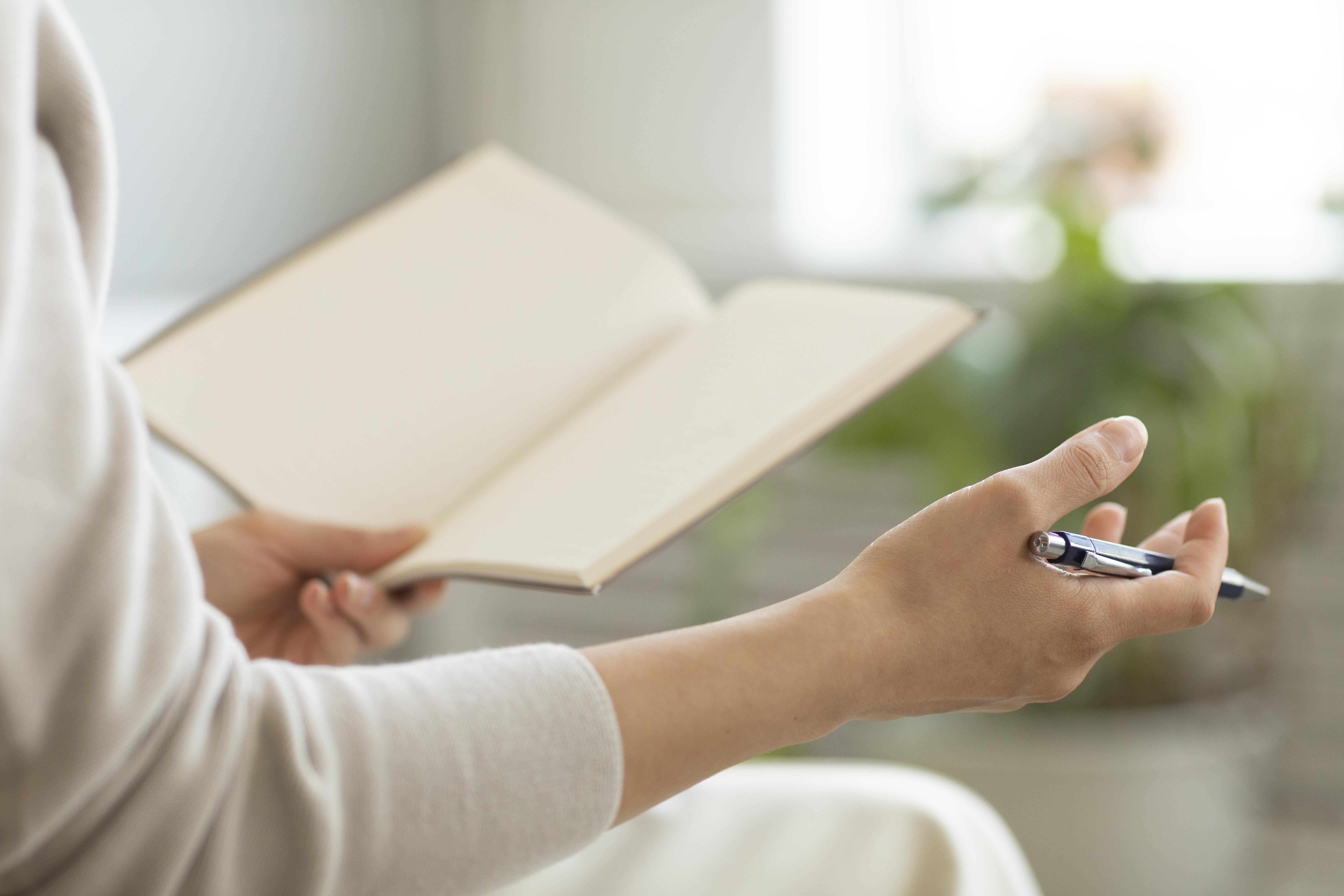 woman-asking-questions-interview